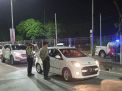 Polres Tanjung Perak Lakukan Penyekatan Kendaraan di Depan Pospam Suramadu