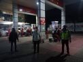 Polsek Semampir Lakukan Patroli Malam di SPBU, Sampaikan Himbauan Untuk Waspada Uang Palsu