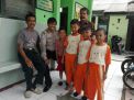 Babinkamtibmas Tambak Wedi Sampaikan Pesan Positif ke Murid-murid SDN 508