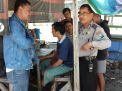 Babinkamtibmas Tambak Sarioso Sampaikan Pesan Kerukunan Ke Pekerja