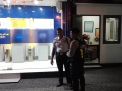 Pantau Keamanan Kantor Bank, Satsabhara Polres Tanjung Perak Rutin Gelar Patroli Malam