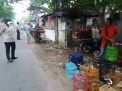 Kapolsek Pabean Cantikan Bubarkan Pengunjung Pasar Burung