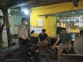 Sambang Warkop, Babinkamtibmas Nyamplungan Sampaikan Pesan Jaga Jarak Ke Pengunjung