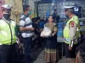 Polsek Asemrowo Bagikan Sembako Bantuan Kapolres Tanjung Perak Ke Pemilik Warkop