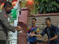 Polsek Kenjeran Bagikan Nasi Bungkus Gratis Untuk Makan Sahur