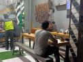 Polsek Asemrowo Bubarkan Kerumunan Pengunjung Warkop