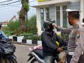 Anggota Piket Pospam Suramadu Polres Tanjung Perak Laksanakan Penyekatan Kendaraan Dari Madura