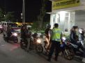 Angota Piket Pospam Suramadu Polres Tanjung Perak Lakukan Penyekatan Kendaraan Menuju Madura