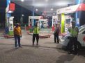 Polsek Asemrowo Patroli Malam di SPBU, Sampaikan Pesan Waspada Jambret