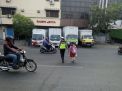 Menyeberangkan Jalan Juga Tugas Unit Lantas Polsek Pabean Cantikan