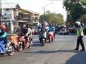 Bantu Keberangkatan Pekerja, Unit Lantas Polsek Asemrowo Laksanakan Pengaturan Lalu Lintas Pagi