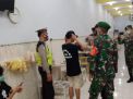 Polsek Krembangan Gelar Operasi Penertiban Masker di Warkop-Warkop Bersam Koramil