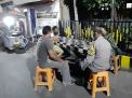 Babinkamtibmas Perak Timur Sampaikan Himbauan Prokes Kepada Warga Jalan Indrapura Jaya