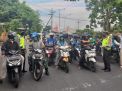 Polsek Asemrowo Laksanakan Tugas Pengaturan Pagi Sekaligus Bagikan Masker Kepada Pemotor