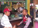Babinkamtibmas Nyamplungan Sampaikan Pesan Waspada 3C ke Pengunjung Warung