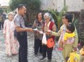 Kanit Binmas Polsek Krembangan Sebar Brosur SPKT Door To Door