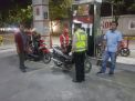 Patroli Malam di SPBU, Polsek Asemrowo Sampaikan Himbauan Waspada Uang Palsu
