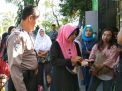 Babinkamtibmas Takal Kedinding Kawal Pembukaan PPDB di SMPN 15