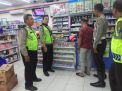 Polsek Asemrowo Gelar Patroli Malam di Mini Market, Sampaikan Himbauan Waspada Uang Palsu