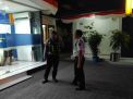 Satsabhara Polres Tanjung Perak Pantau Keamanan di Kantor Bank, Melalui Patroli di Malam Hari