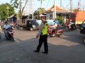 Cegah Kemacetan di Pagi Hari, Unit Lantas Polsek Asemrowo Laksanakan Pengaturan Rutin