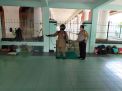 Babinkamtibmas Polsek Semampir Kawal Penyemprotan Antiseptic di Masjid Ampel