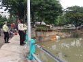 Polsek Pabean Cantikan Pantau Ketinggian Air di Sungai Kalimas, Antisipasi Potensi Banjir