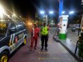 Polsek Krembangan Gelar Patroli Malam di SPBU, Sampaikan Himbauan Waspada Uang Palsu