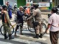 Wakapolsek Semampir, Pimpin Operasi Masker di Jalan Nyamplungan Serta Bagikan Maker Gratis Kepada Pengguna Jalan
