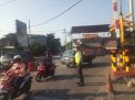 Beri Pelayanan Masyarakat, Polsek Asemrowo Laksanakan Pengaturan Lalu Lintas Pagi