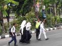 Polsek Pabean Cantikan Atur Lalu Lintas Pagi Bantu Pekerja & Anak-anak Sekolah