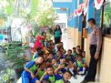 Babinkamtibmas Sidotopo Narsis Bareng Murid-Murid SD