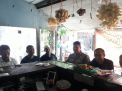 Babinkamtibmas Ujung Sosialisasi SPKT Door To Door Ke Pengunjung Warung