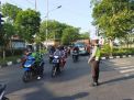 Unit Lantas Polsek Asemrowo Gelar Pengaturan Pagi, Bantu Keberangkatan Pekerja