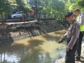 Polsek Semampir Lakukan Pengecekan Debit Air Sungai Pegirian, Antisipasi Potensi Banjir