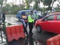 Polsek Asemrowo & Instansi Samping Lakukan Penyemprotan Disinfektan Di Pos Lantas Dupak Rukun