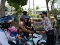 Polsek Kenjeran Lakukan Pengecekan Suhu Badan & Penyemprotan Disinfektan di Akses Suramadu