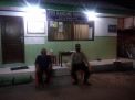 Gelar Patroli Malam di Pemukiman, Personi Polsek Semampir Sampaikan Waspada Orang Tak Dikenal