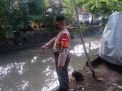 Polsek Semampir Pantau Ketinggian Air di Sungai Pegirian