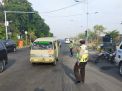 Unit Lantas Polsek Asemrowo Lakukan Pengaturan Pagi Cegah Kemacetan di Jalan Dupak Rukun