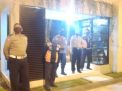 Personil Polsek Kenjeran Patroli Pemukiman, Sampaikan Himbauan Waspada Orang Tak Dikenal