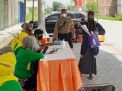 Babinkamtibmas Perak Barat Pam Pembagian BLT di Pertokoan City Nine