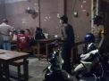 Polsek Asemrowo Lakukan Operasi Pemberlakuan Jam Malam di Warkop-Warkop Bareng Linmas