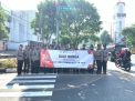 Polwan Polres Tanjung Perak Bagi-Bagi Bunga Ke Pengendara Sepeda Motor