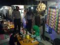 Polres Tanjung Perak Gelar Patroli Skala Besar, Sosialisasikan Aturan Jam Malam di Warkop & Pertokoan