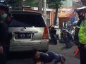 Polsek Asemrowo Bareng Linmas Lakukan Operasi Penertiban Masker di Warkop & Mini Market