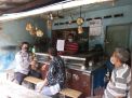 Babinkamtibmas Ujung Sosialisasikan Penerapan PPKM Darurat Ke Pemilik Warung