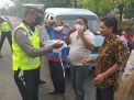 Polsek Asemrowo Bagi-Bagi Masker Kepada Masyarakat di Jalan Dupak Rukun