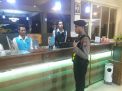 Satsabhara Polres Tanjung Perak Patroli Sambil Titip Pesan Kamtibmas ke Hotel Pacific
