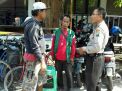 Babinkamtibmas Tambak Sarioso Sampaikan Pesan Jaga Ketertiban Ke Petugas Parkir